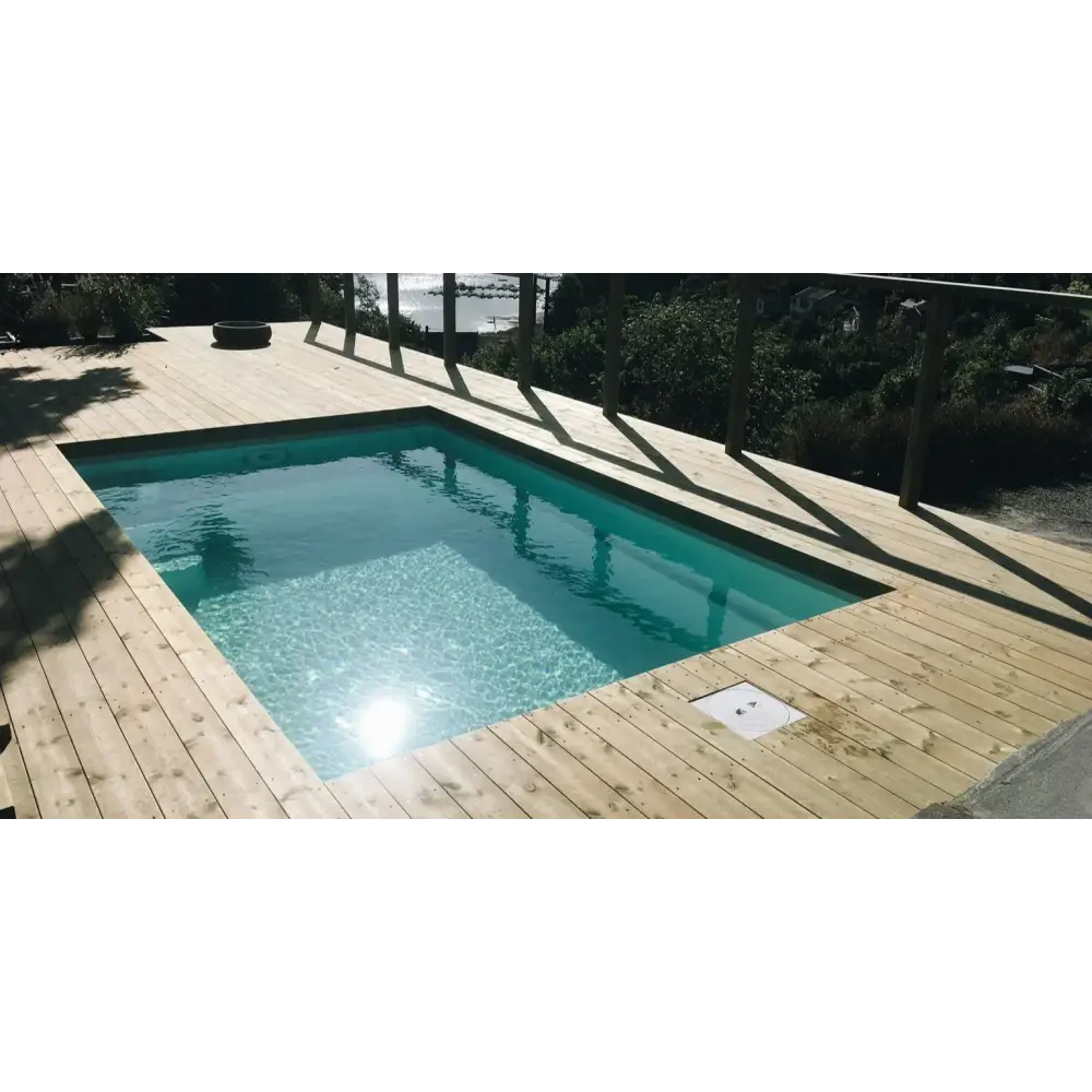 Glasfiberpool Victoria 4,70m x 2,70m med turkost vatten på trädeck